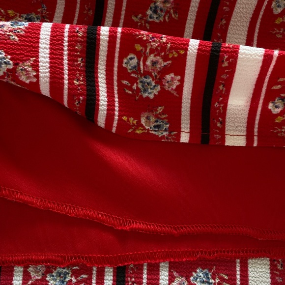 High neck patterned romper with keyhole opening - Picture 7 of 9